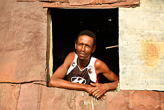 男人,看窗外,穷,波纹板,小屋,埃龙戈区,达马拉兰,纳米比亚,非洲