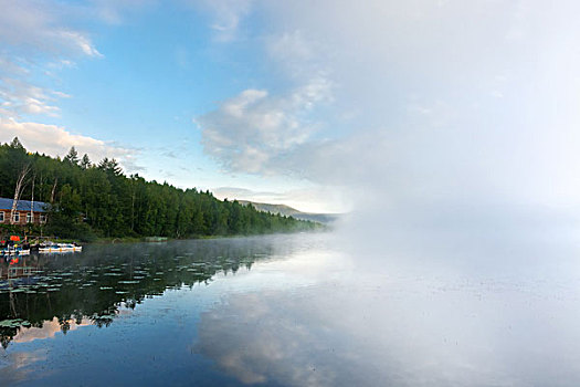 湖面晨雾