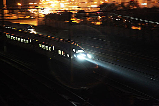 夜幕中的高速铁路