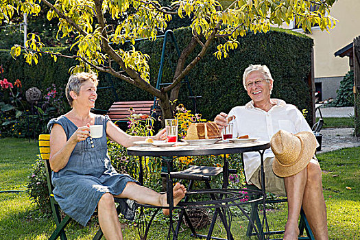 老年,夫妻,坐,桌子,花园,享受,喝