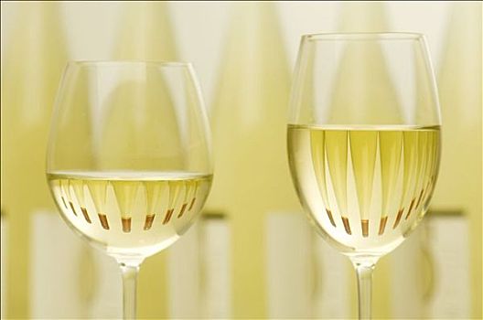 两个,白葡萄酒杯,上半身