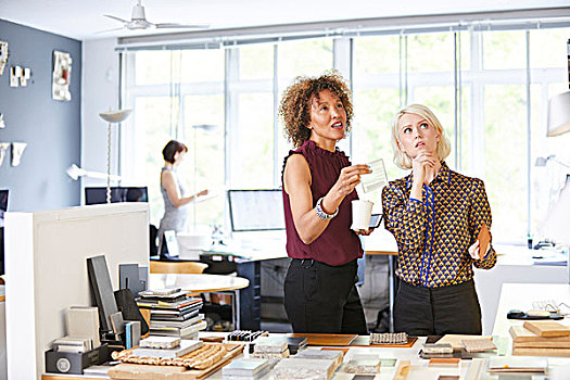 两个,女性,室内设计师,思考,办公室,书桌