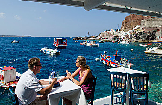 旅游,情侣,餐馆,港口,渔船,水边,高处,山,锡拉岛,希腊,希腊群岛
