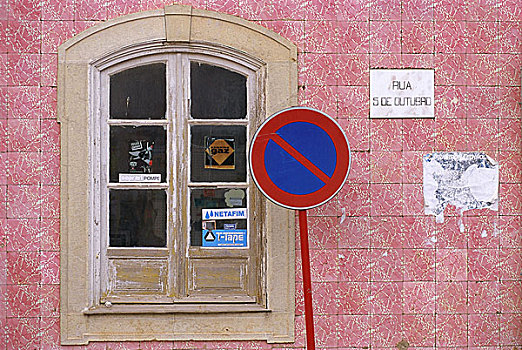 葡萄牙,阿尔加维,房子,标识,禁止停车,街道,建筑外观,建筑,墙壁,砖瓦,窗户,框架,木头,禁止,停放,提示,交通标志