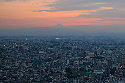 日本东京黄昏中的富士山