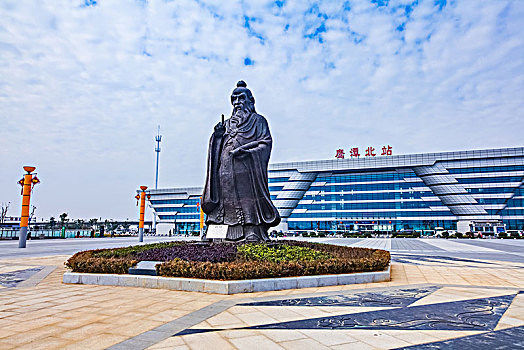 江西省鹰潭市火车站广场老子道士人像雕像建筑景观