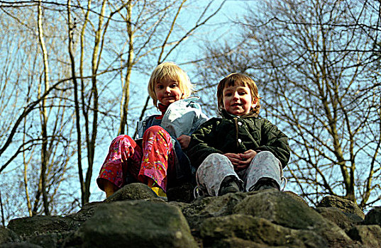 两个孩子,坐,石头
