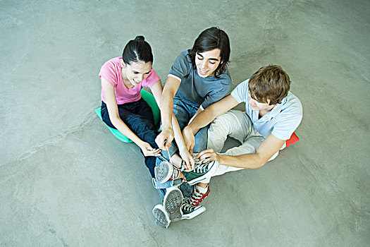 青少年,朋友,腿,连接,踝部,系鞋带,帆布鞋