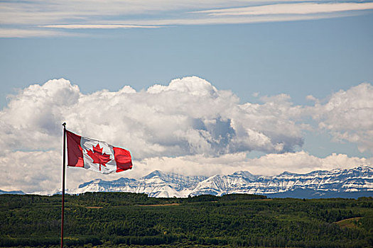 加拿大国旗,雪,山峦,远景,云,蓝天,艾伯塔省,加拿大