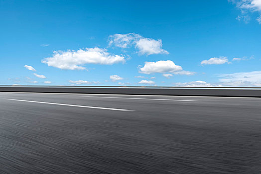 城市道路沥青路面和天空云彩