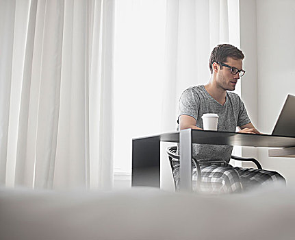 工作,白天,一个,男人,坐,笔记本电脑,酒店,卧室,一杯咖啡