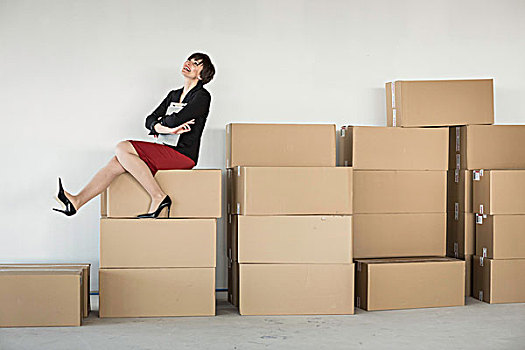 职业女性,坐,一堆,纸板箱