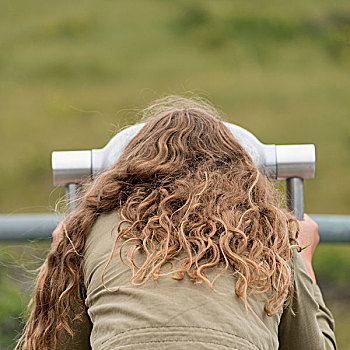 女孩,看穿,投币望远镜,格罗莫讷国家公园,纽芬兰,拉布拉多犬,加拿大