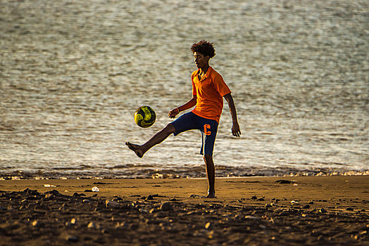 青少年,玩,足球,城市,海滩,佛得角,非洲