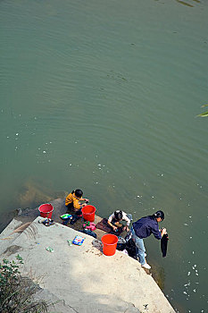 贵州省黎平县侗寨地坪风雨桥下洗衣的女人