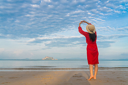 快乐的年轻女子在海边