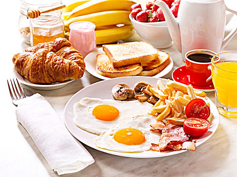 早餐桌,煎鸡蛋,咖啡,橙汁,水果