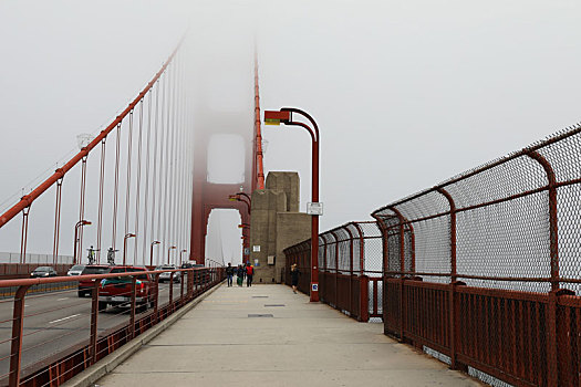 雾霭中的金门大桥