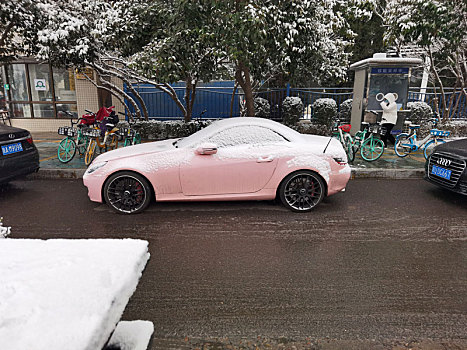 粉红色跑车