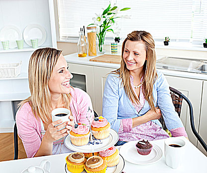 女性朋友,蛋糕,咖啡,交谈,一起,厨房