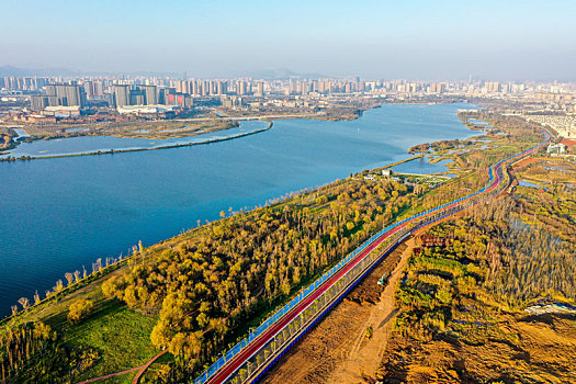 航拍云南昆明滇池草海,昆明南绕城高速草海隧道附近