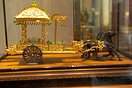 黄金翡翠制作的古代马车