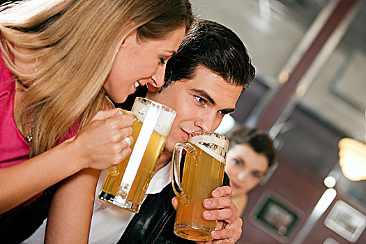 人群,酒吧,餐馆,喝,啤酒,一个,情侣,调情,很多,有趣