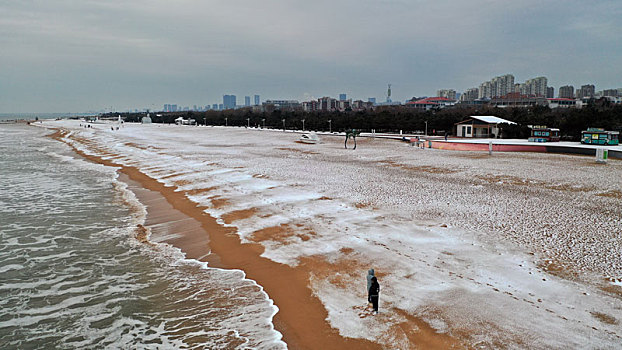 龙年瑞雪悄然而至,游客漫游海边赏雪打卡