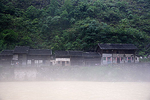 中国历史文化名镇----重庆巫溪县宁厂古镇大宁河雨中薄雾奇观