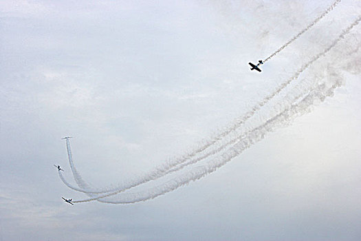 首届重庆大足航展上,英国御风飞行队的双翼飞机在进行特技飞行表演