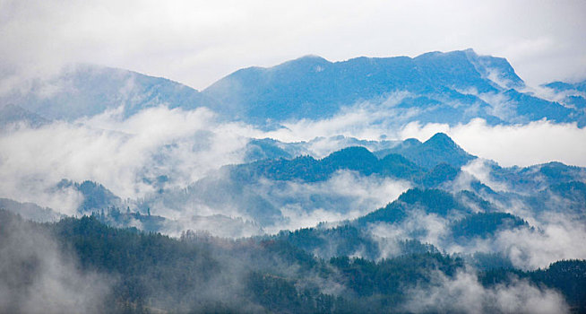 武陵山区春天早晨雾景美