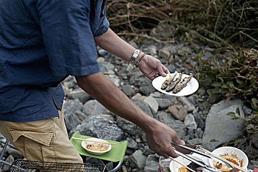 男人,拿着,盘子,烤鱼,野餐