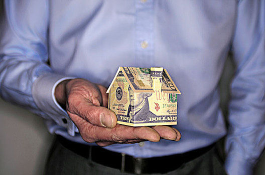 男人,拿着,房屋模型,折叠,美元,腰部