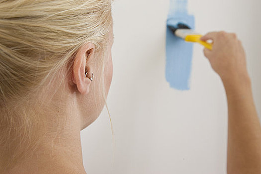 后视图,女人,拿着,粉刷,上油漆,白墙,蓝色,颜料