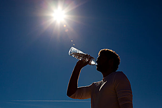 运动,男人,饮用水,瓶子,蓝天背景,热,太阳