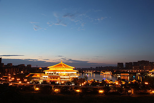 西安曲江池南湖遗址公园夜景