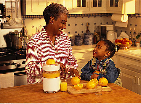 祖母,孙女,制作,橙汁,厨房