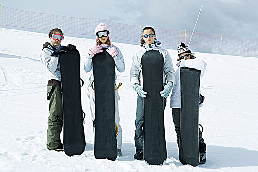 四个,孩子,朋友,站立,一起,拿着,滑雪板,看镜头