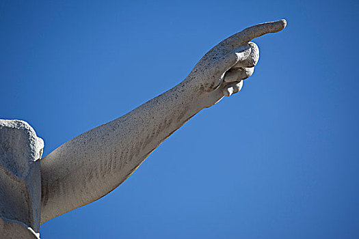 雕塑,指向,蓝天背景,特写,手臂