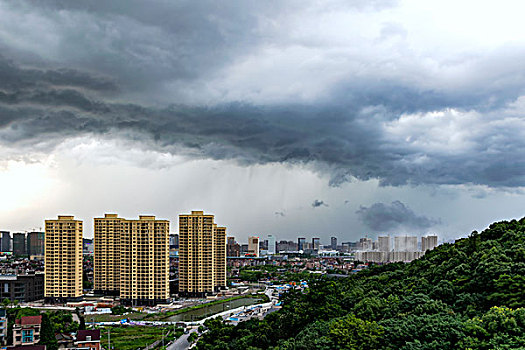 乌云密布下雨