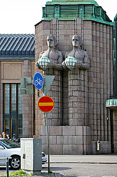 赫尔辛基火车站正门四个巨大的人像浮雕