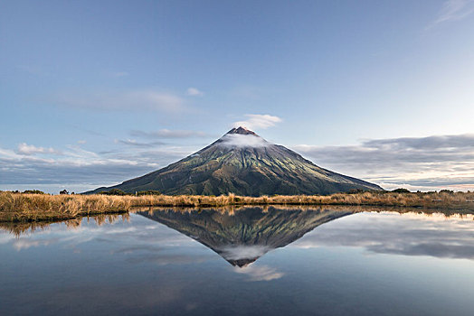 层状火山,攀升,塔拉纳基,反射,山中小湖,艾格蒙特国家公园,北岛,新西兰,大洋洲
