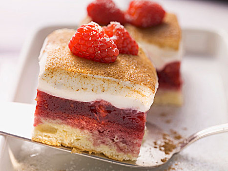 树莓蛋糕,酸甜,奶油浇头