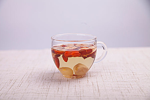 玻璃杯中的健康养生红枣枸杞桂圆茶