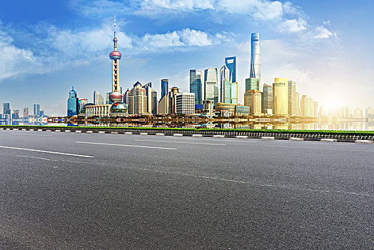 道路地面和上海陆家嘴摩天大楼天际线