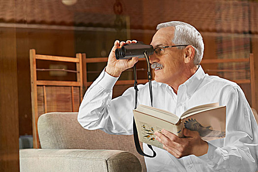 老人,在家,观鸟,窗户,双筒望远镜