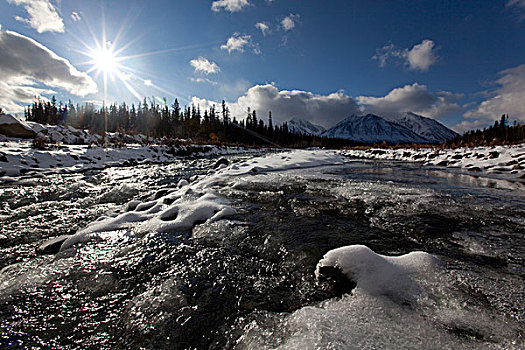 冰,雪,水,冰冷,溪流,山峦,克卢恩山脉,后面,克卢恩国家公园,自然保护区,育空地区,加拿大