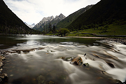 山间溪流