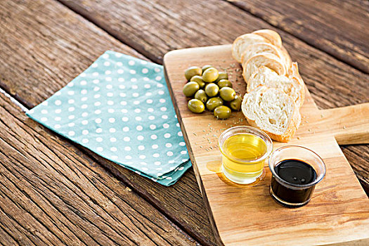 橄榄油,橄榄,面包,案板,木桌子
