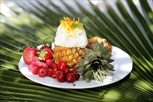特写,菠萝,果汁冰糕,红色浆果,白色,盘子,棕榈树,离开